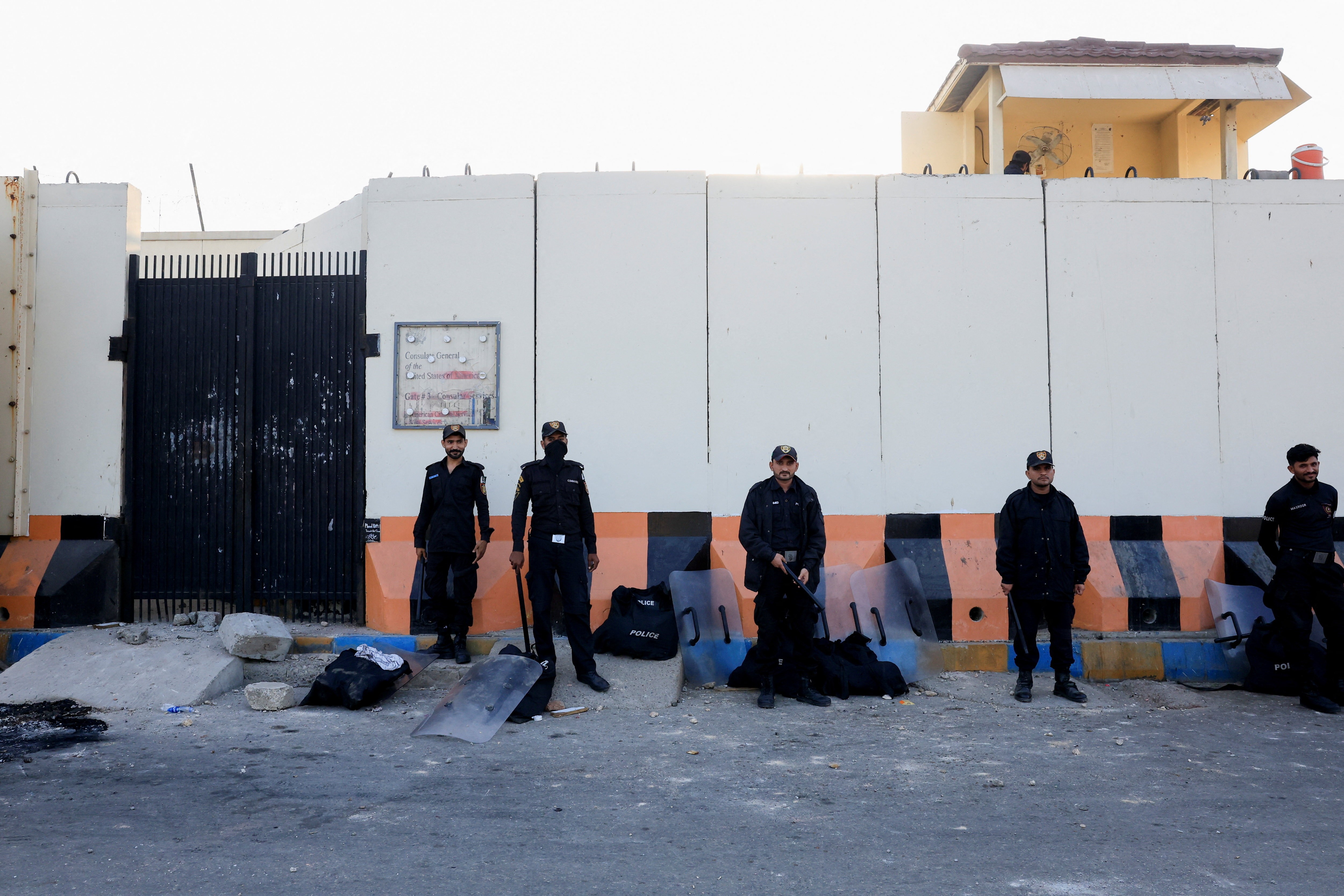 Fuzileiros navais dos EUA atiraram contra manifestantes que invadiram  consulado em Karachi, diz agência