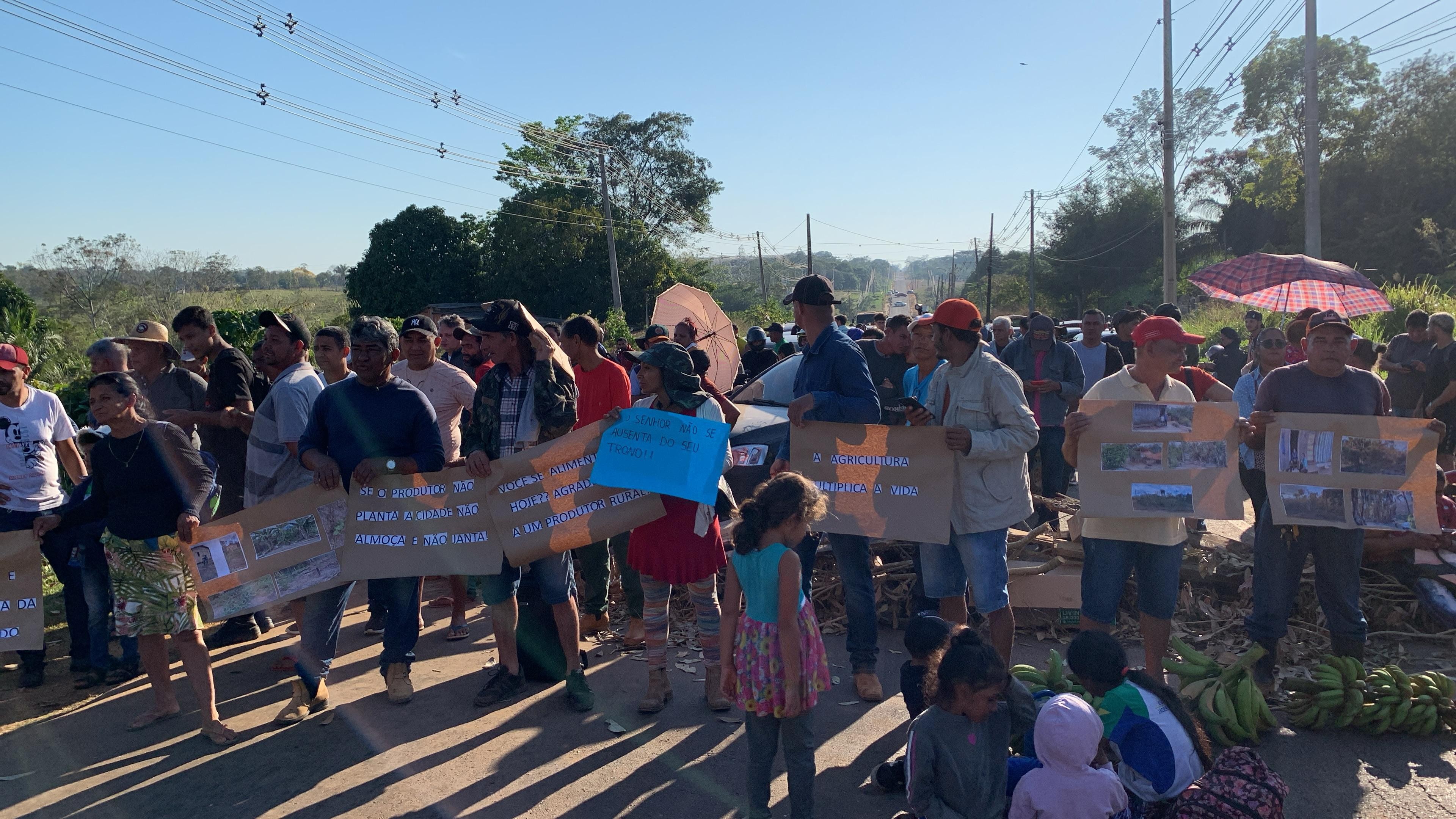 Moradores de ramal no AC fecham rodovia e cobram reintegração de posse; protesto causa congestionamento