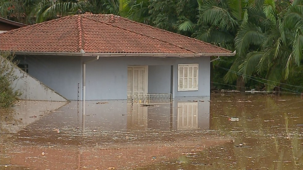 Água invadiu residências em Lajeado. — Foto: RBS TV/Reprodução