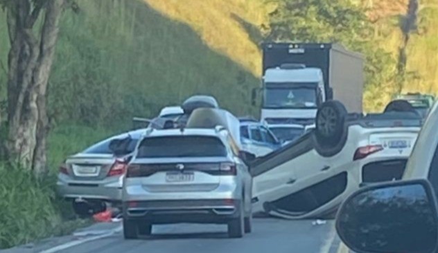 Carro capota e deixa dois feridos em acidente na Rodovia dos Metalúrgicos, em Volta Redonda