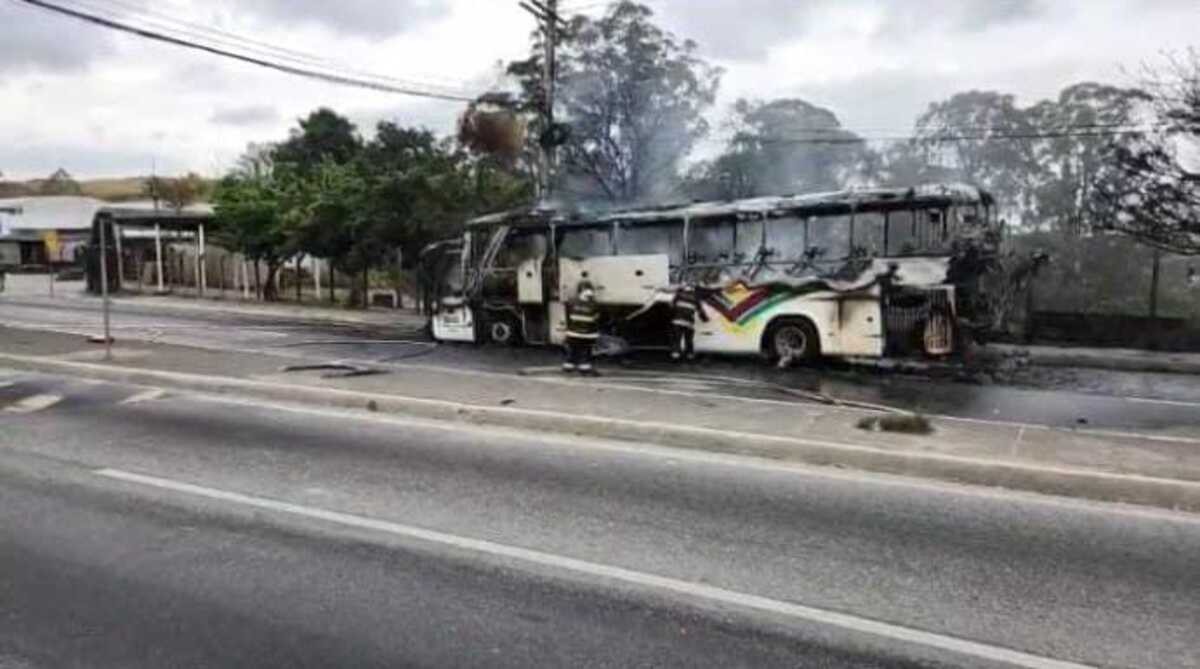 Ônibus pega fogo e causa congestionamento na Rodovia Mogi-Dutra 