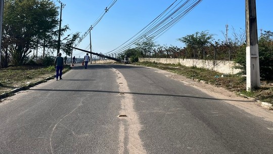 Carro roubado bate, derruba poste e avenida é interditada em Natal - Foto: (Vinícius Marinho/Inter TV Cabugi)