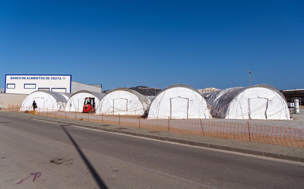 Grandes tendas montadas em um novo acampamento para migrantes, estabelecido pelo governo espanhol na área portuária de Ceuta — Foto: Antonio Sempere / AFP
