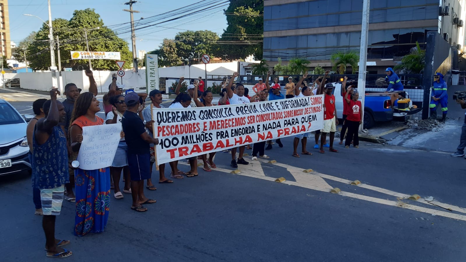 Em protesto, pescadores e moradores de Ponta Negra pedem consulta prévia à comunidade local sobre a engorda de Ponta Negra