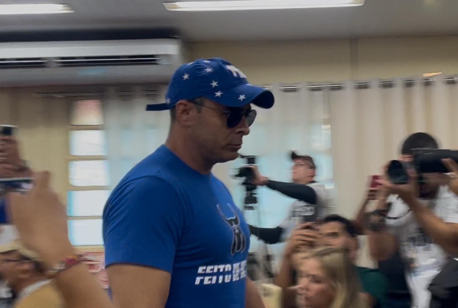 Presidente do Caprichoso deixa sala de apuração do Festival de Parintins após protesto contra notas; VÍDEO