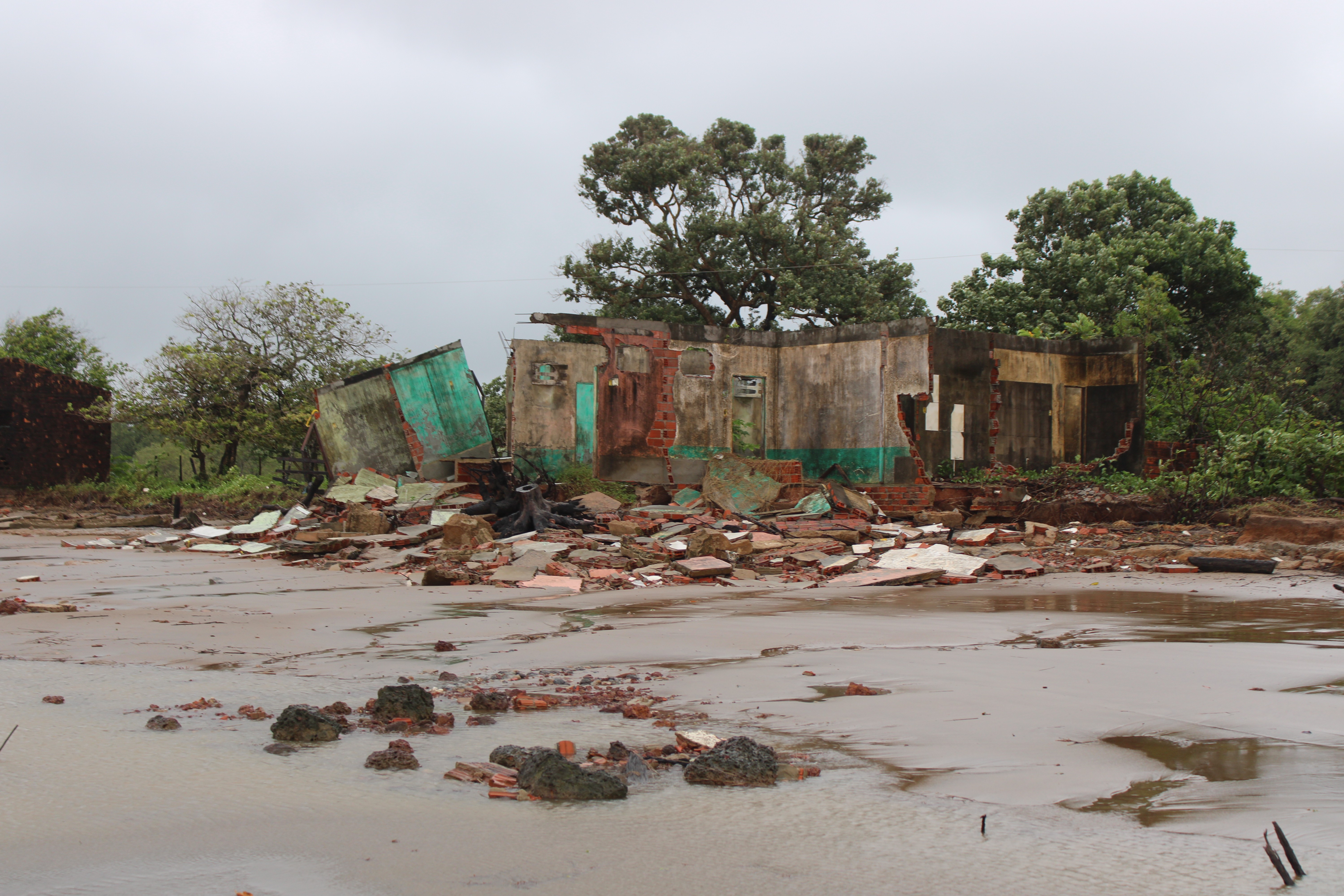 Avanço do mar e erosão ameaçam isolar moradores na praia costeira mais ao Norte do país; VÍDEO