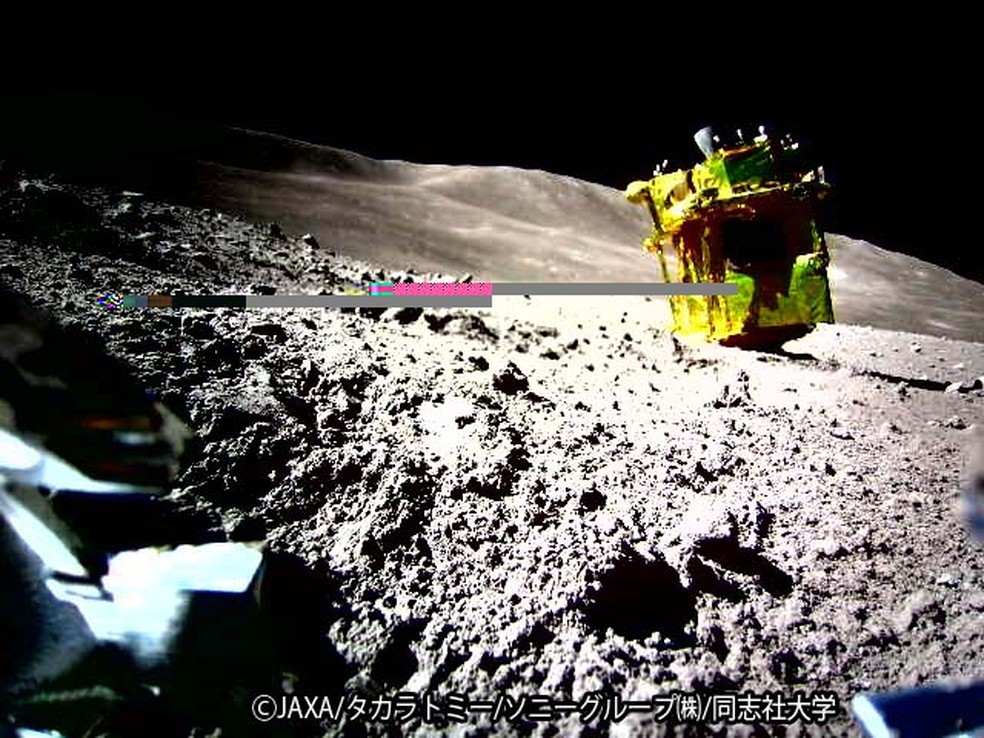Foto mostra solo lunar após pouso de módulo — Foto: JAXA/Takara Tomy/Sony Group Corporation/Doshisha University