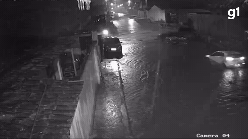 Carro é arrastado por enxurrada e cai em córrego durante forte chuva em Feira de Santana; motorista foi resgatado por moradores