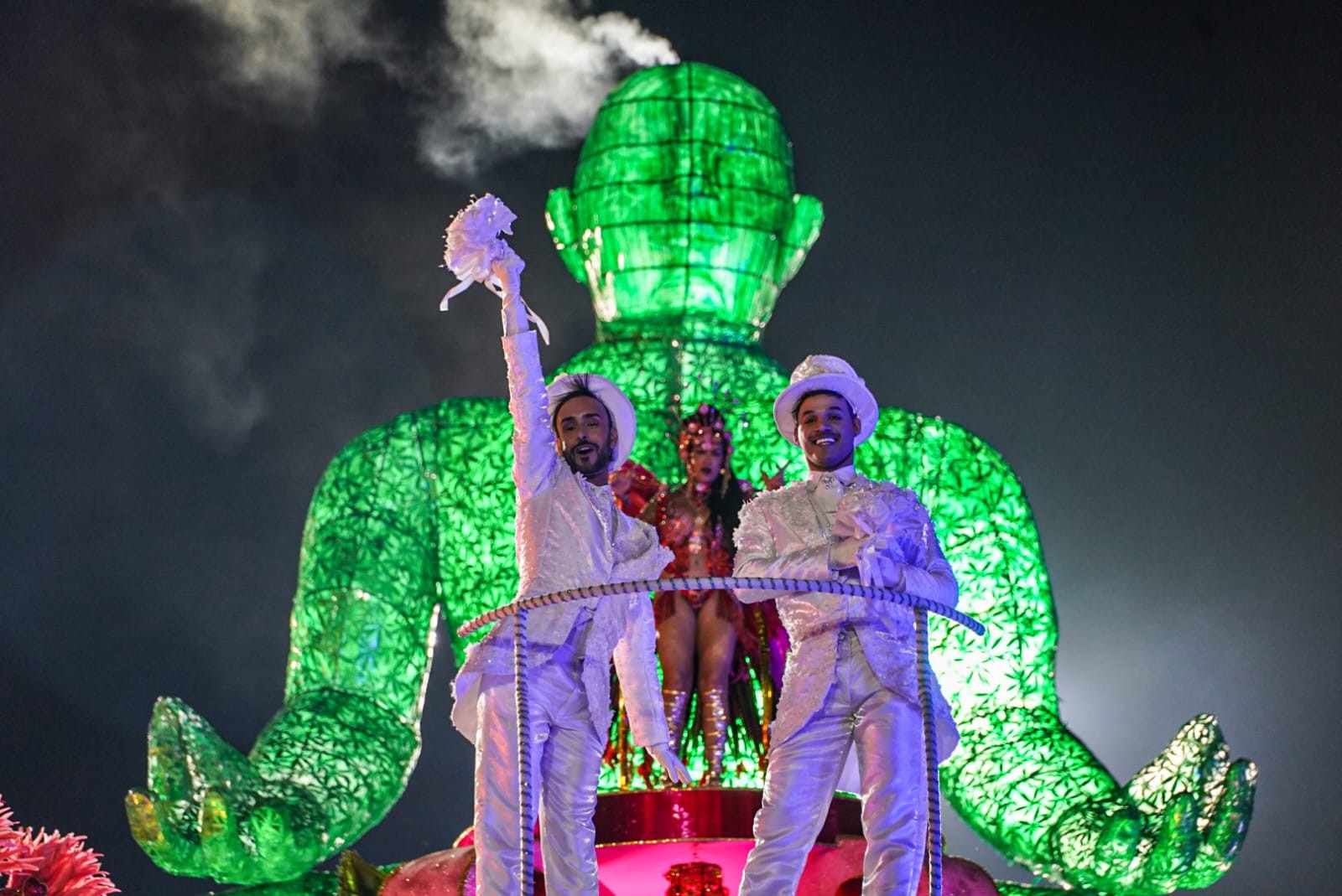 Profissionais do sexo e bonecão de maconha: carro da Águia de Ouro celebra liberdades de Amsterdã