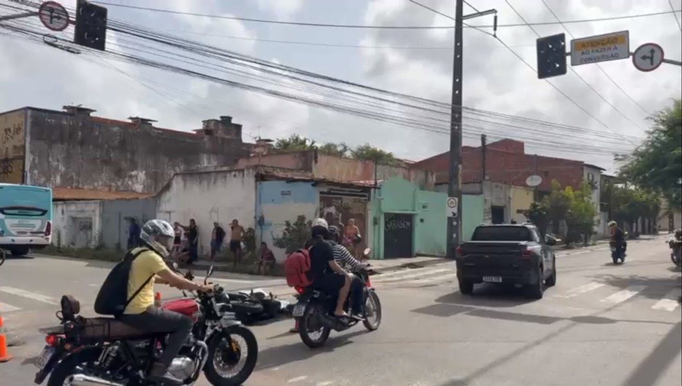 Motociclista de 70 anos morreu ao colidir em ônibus em cruzamento com semáforos apagados na cidade de Fortaleza — Foto: Leábem Monteiro/SVM