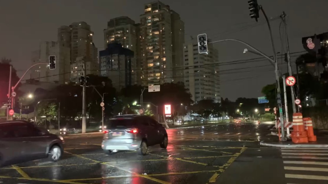 Chuva deixa mais de 100 mil imóveis sem energia elétrica em São Paulo e Região Metropolitana