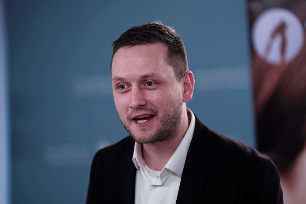 Primeiro-ministro da Groenlândia, Jens-Frederik Nielsen, durante coletiva nesta terça-feira (20) — Foto: Evgeniy Maloletka/AP