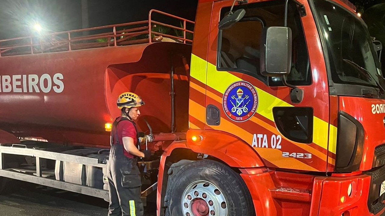 Incêndio destrói restaurante e atinge quatro quitinetes na Zona Sul de Manaus