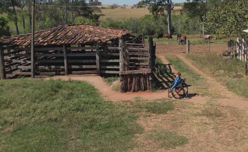 Familia adaptou s?tio para acessibilidade de menino apaixonado por animais, em S?o Jo?o de Iracema (SP) ? Foto: Eduardo Duru/TV TEM
