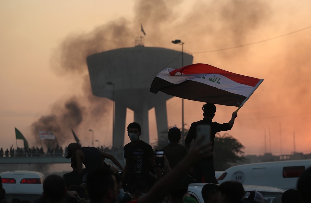 Bandeira americana é queimada em protesto no Iraque