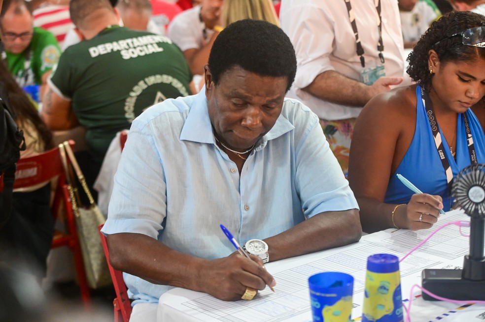 Neguinho da Beija-Flor momentos antes de receber a notícia do título de campeã da Beija-Flor de Nilópolis — Foto: AgNews/Marcelo Sá Barretto e Leo Franco