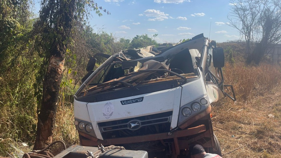 Micro-ônibus capota e dois trabalhadores rurais ficam gravemente feridos em Iturama — Foto: PMRv/Divulgação
