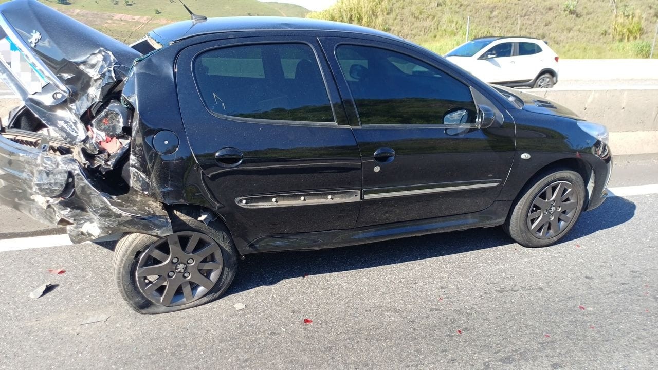 Acidente entre três veículos deixa uma pessoa ferida na Via Dutra, em Barra Mansa