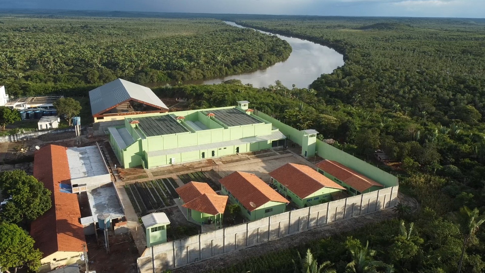 Detento que matou mulher grávida na frente do filho foge de penitenciária no Piauí