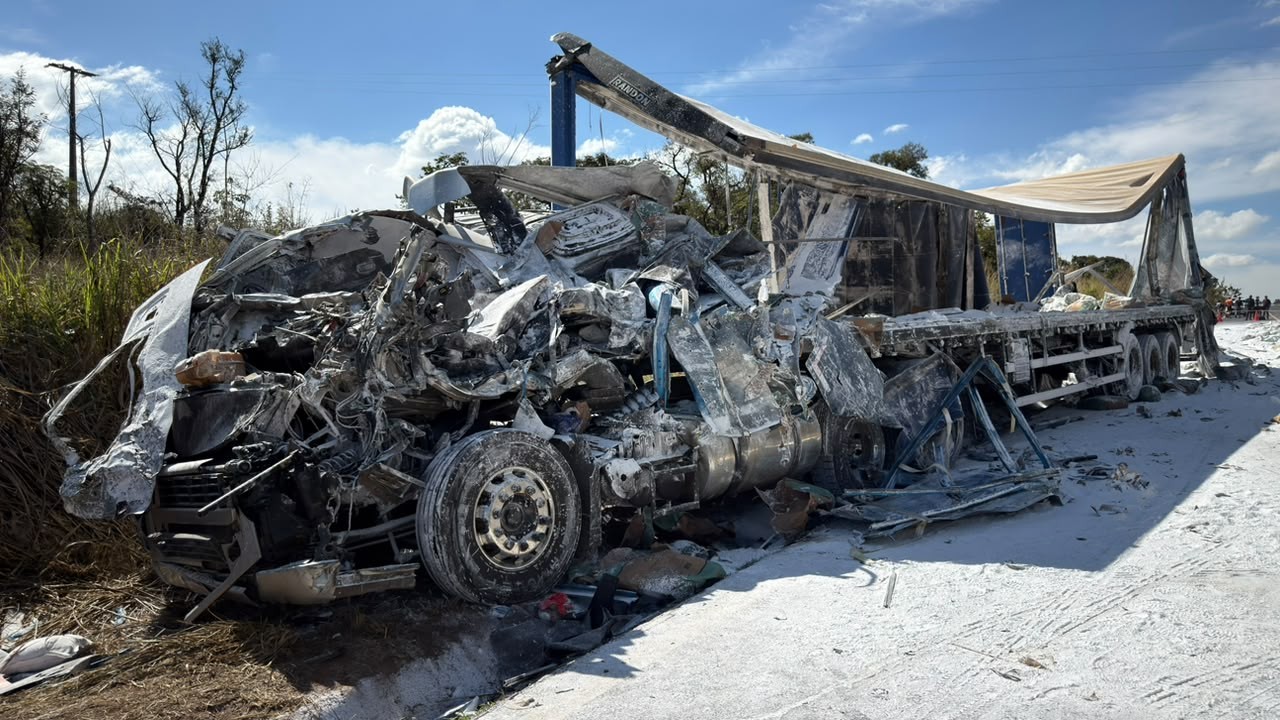 Motorista morre em acidente entre duas carretas e MGC-497 é totalmente interditada em Uberlândia 