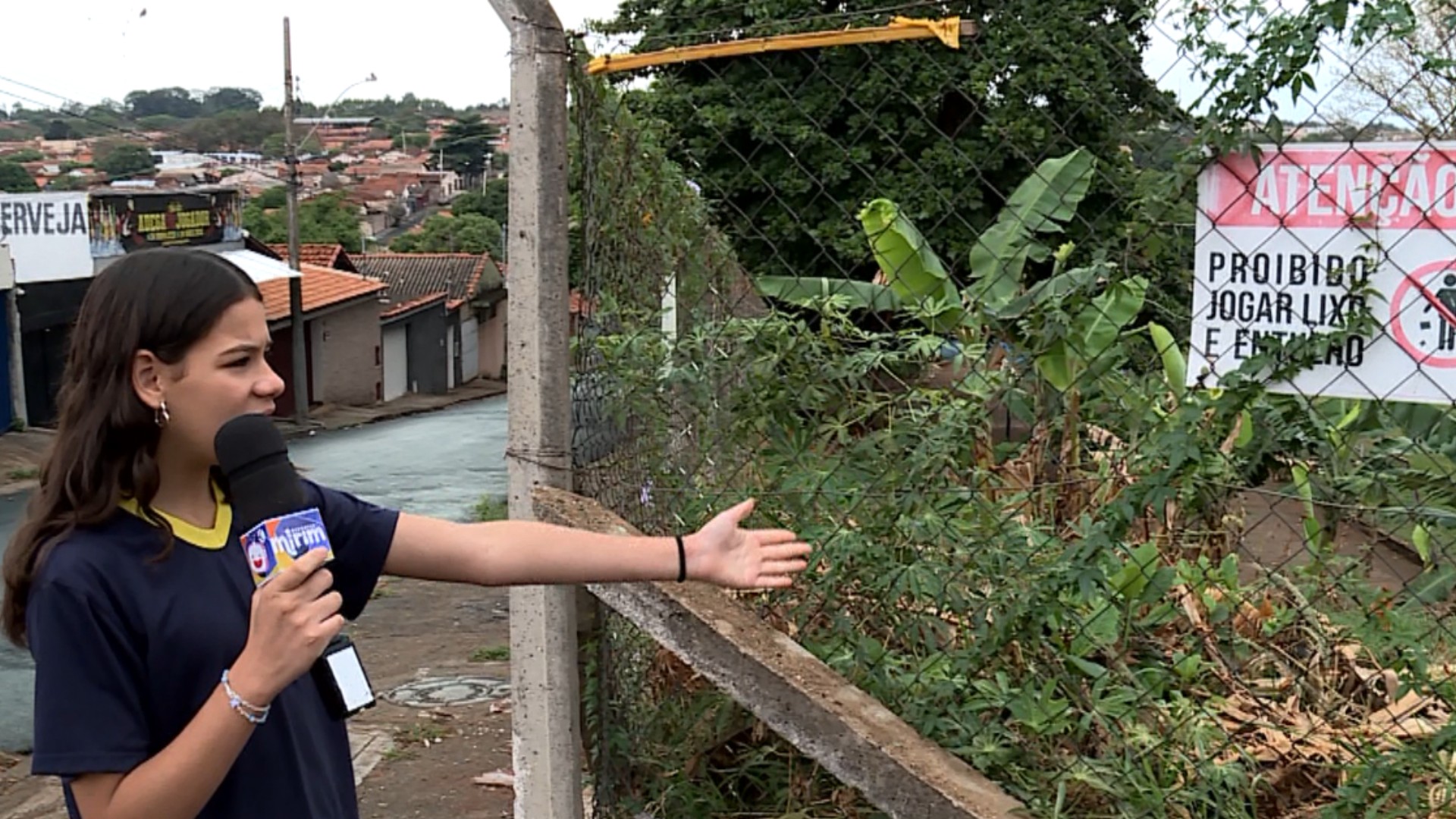 Menina de 11 anos denuncia abandono de terrenos e risco de dengue em Uberaba: 'Muito mato, muita sujeira'