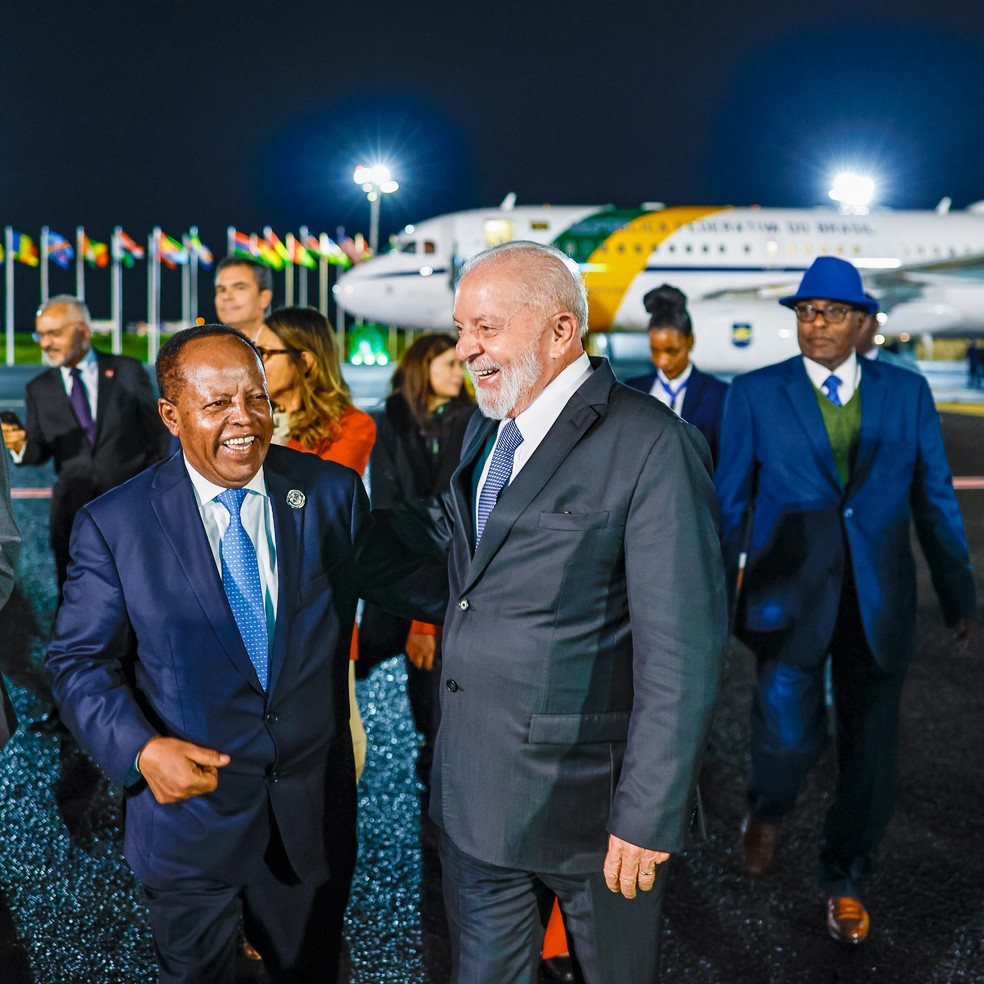 Presidente Lula desembarca em Adis Abeba, capital da Etiópia, e é recebido pelo chanceler etíope Taye Atsekeselass. — Foto: Ricardo Stuckert / Presidência da República