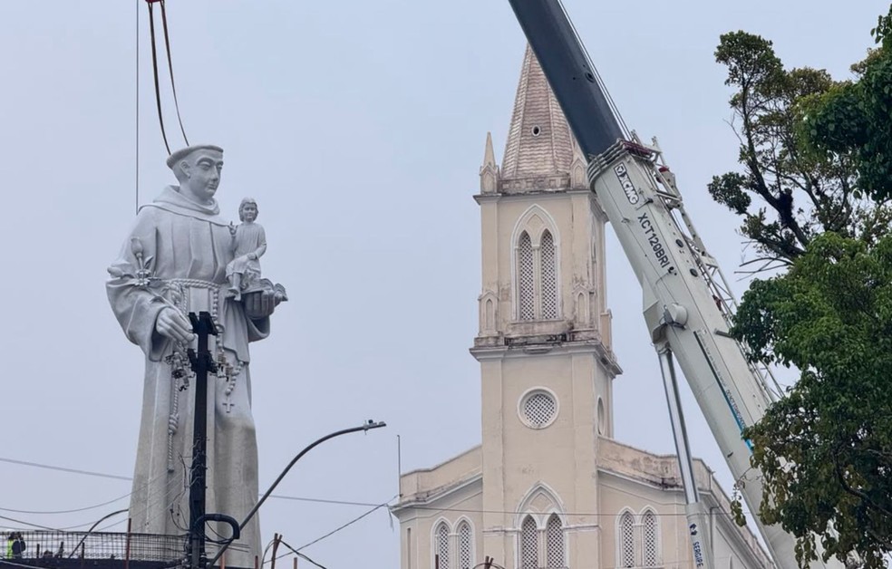 Santo Antônio de 12 metros é instalado ao lado de igreja em Aracaju — Foto: Kedma Ferr/TV Sergipe