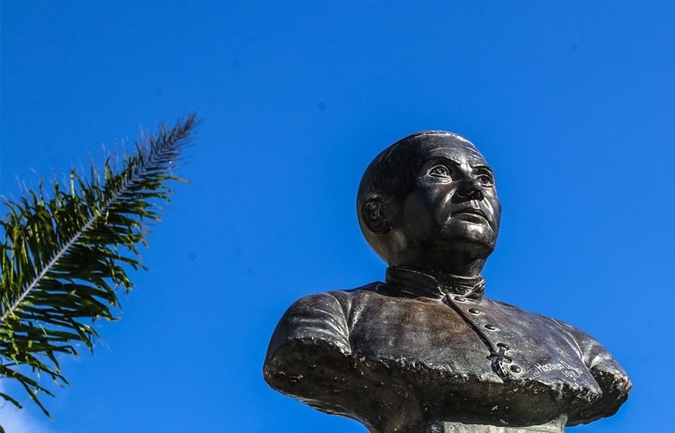 Busto do Padre João Maria, instalado em praça que leva seu nome em Natal — Foto: Canindé Soares