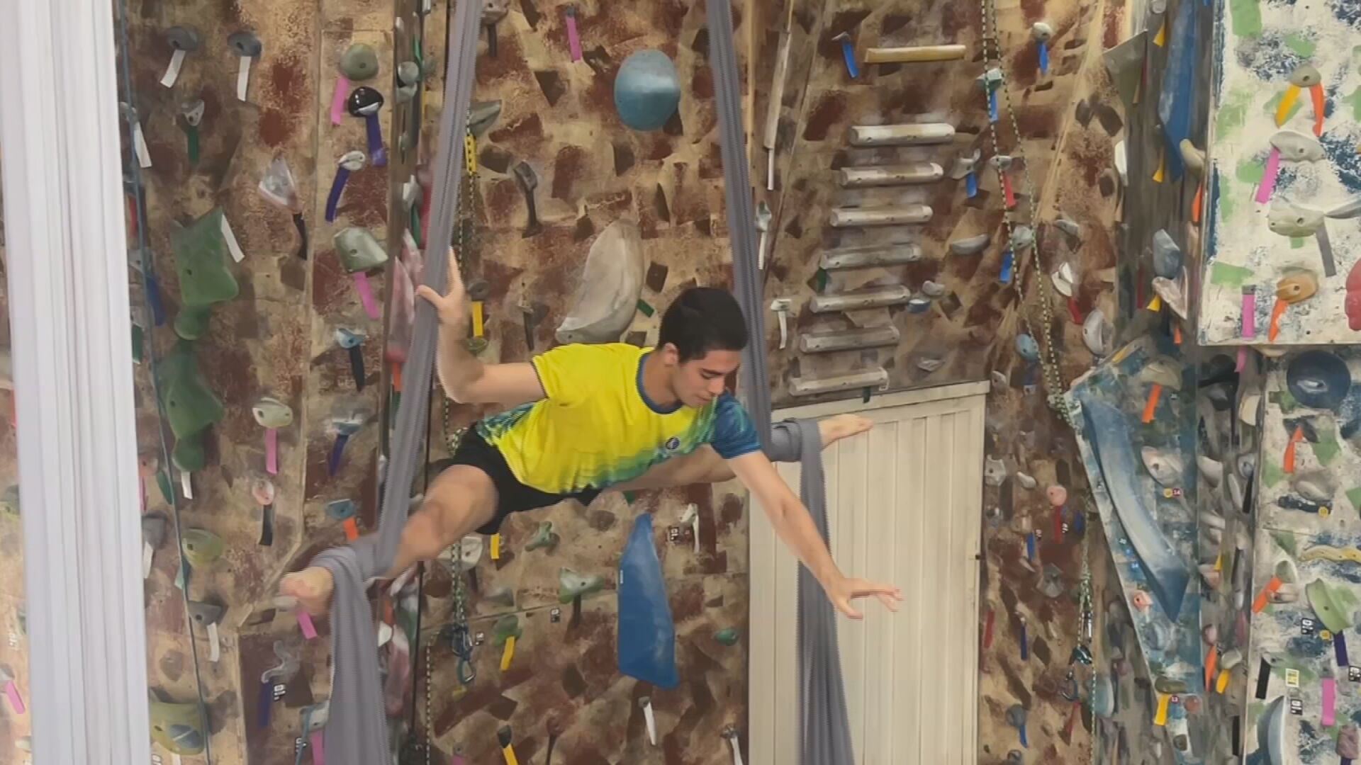 DVD da Xuxa inspira jovem do interior de SP a se tornar campeão mundial de tecido acrobático: 'Gratificante'