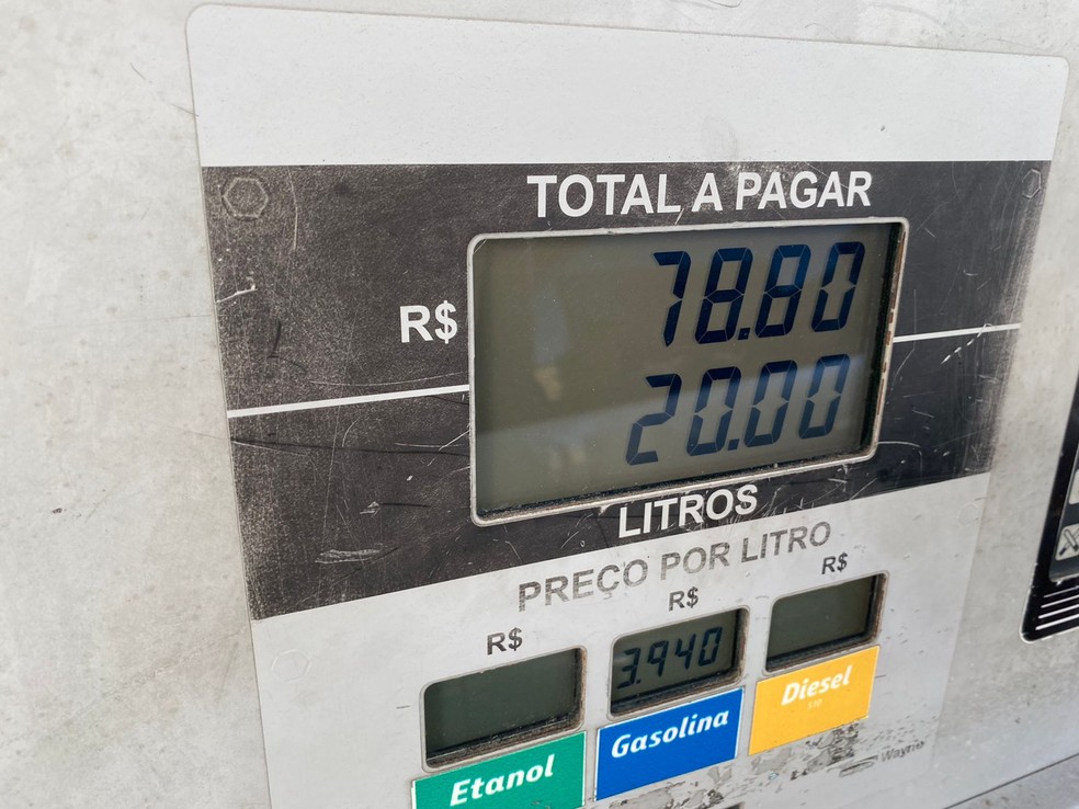 Dia Livre de Impostos: Motoristas pagaram R$ 78,80 por 20 litros de gasolina, com litro vendido a R$ 3,94 em posto de Natal — Foto: Pedro Trindade/Inter TV Cabugi