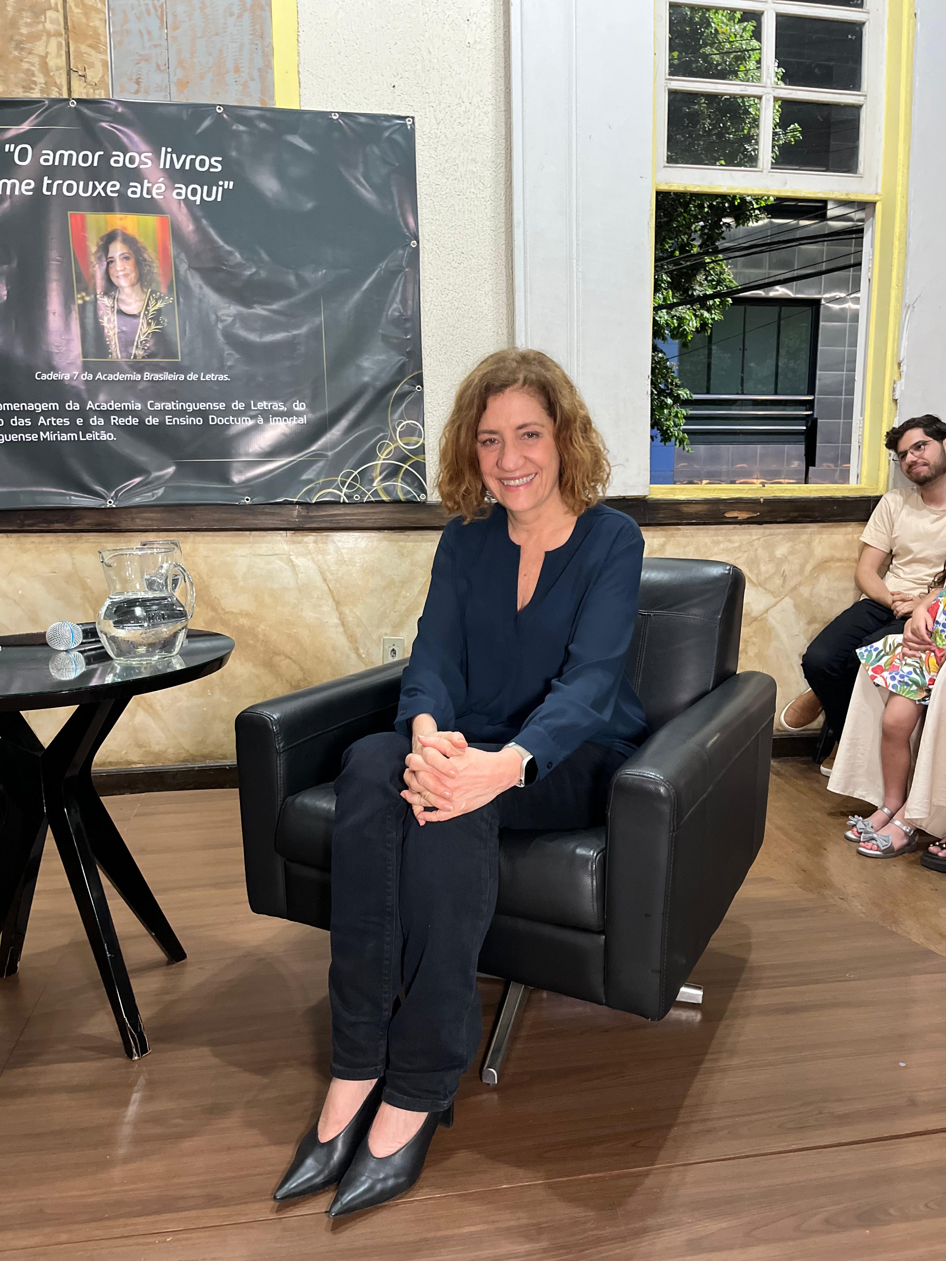 Miriam Leitão é homenageada em Caratinga após tomar posse na Academia Brasileira de Letras