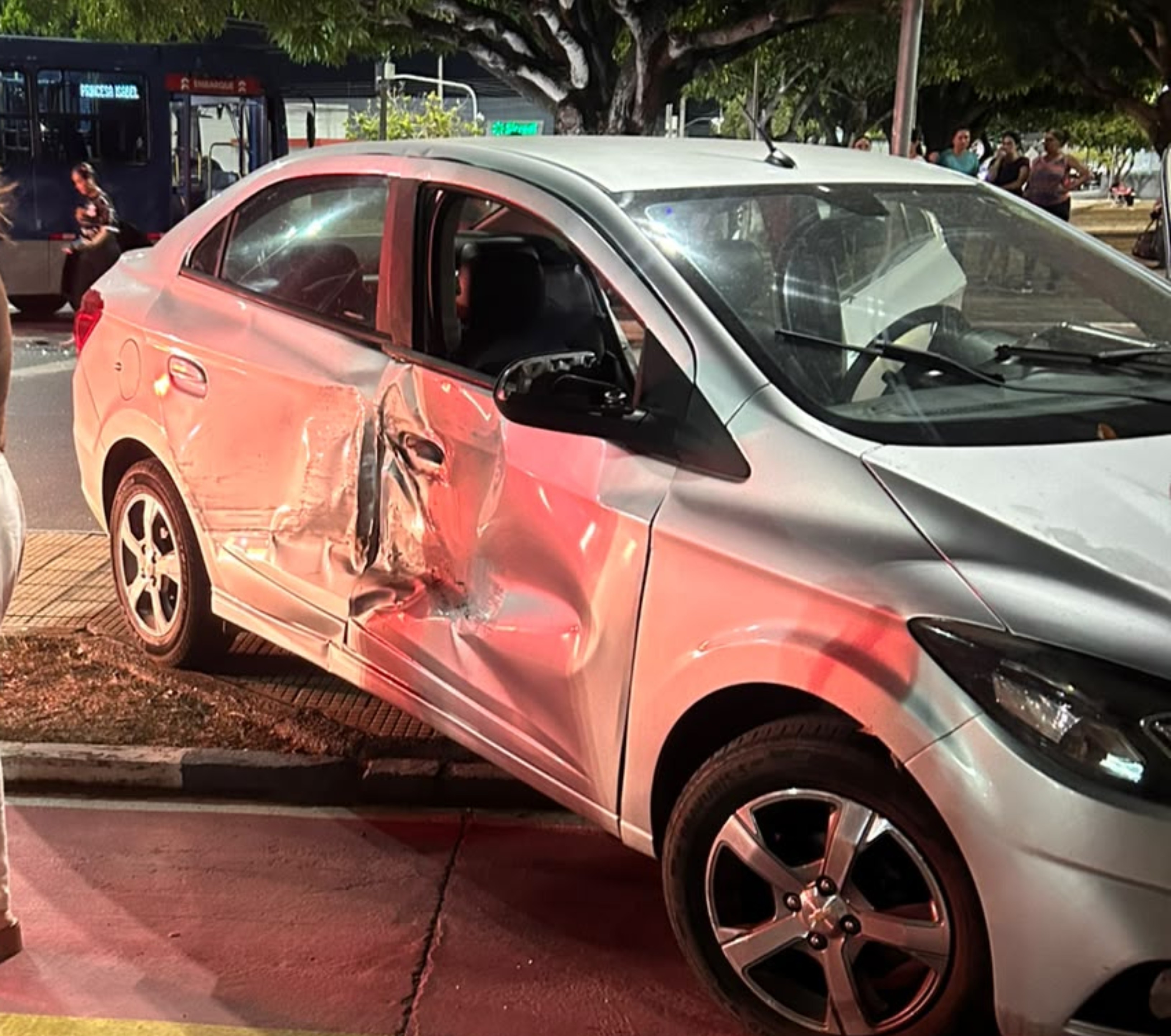 Idoso fica ferido após ônibus da prefeitura de Boa Vista bater em carro