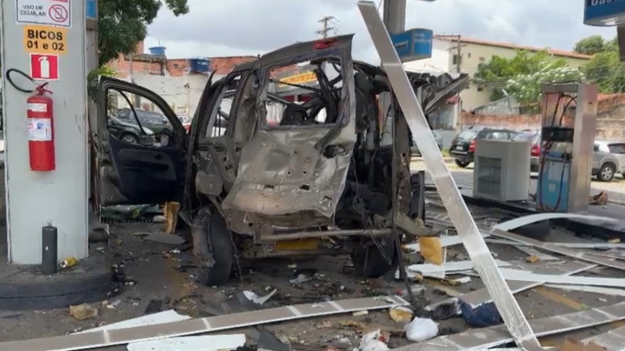 Carro fica destruído após explosão durante abastecimento de GNV na Região Metropolitana de Salvador