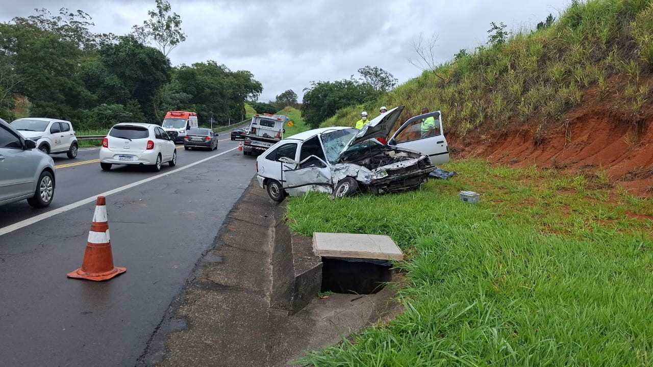 Motorista morre após carro bater de frente com caminhão em Barra do Piraí