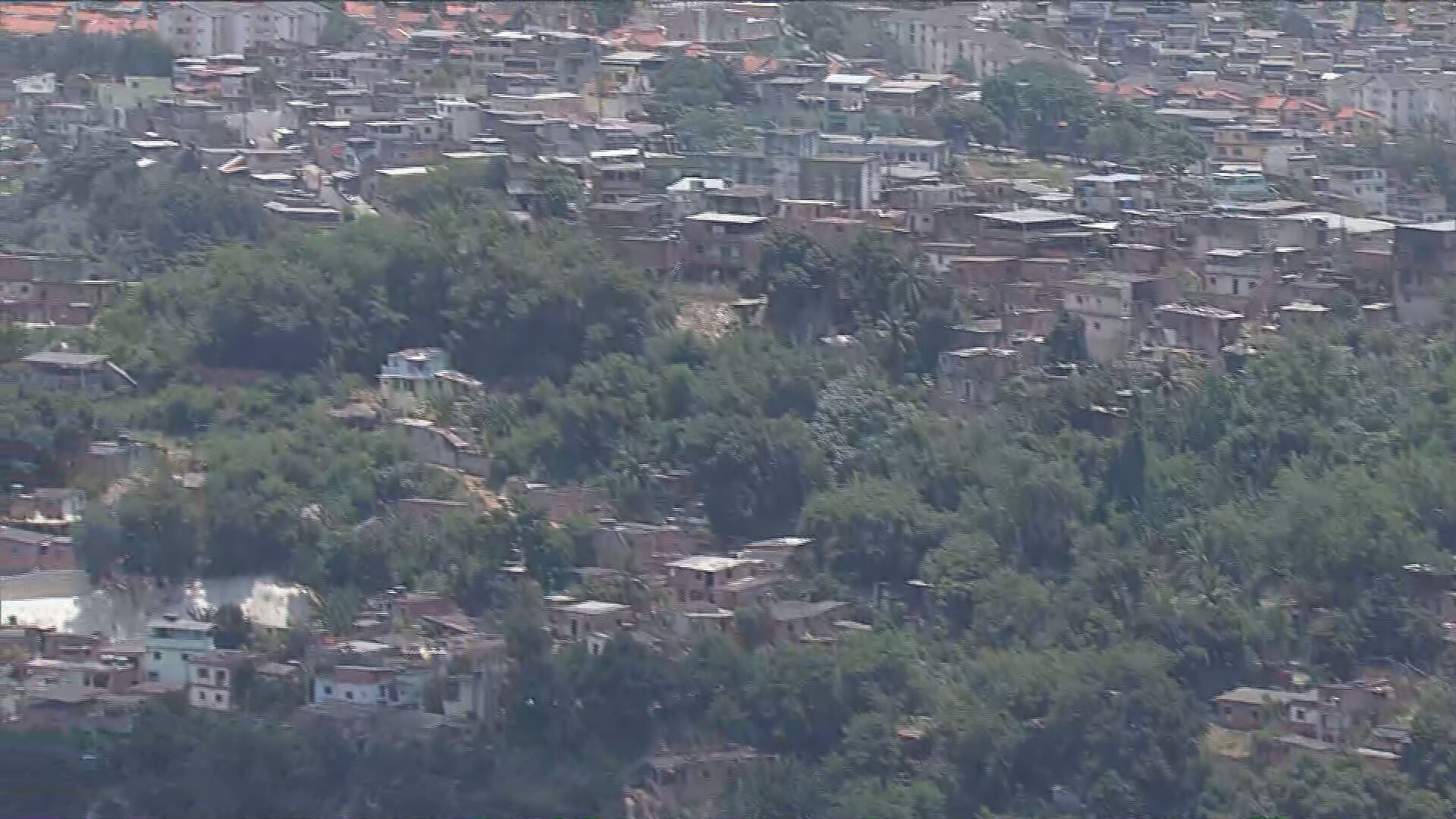 Três ônibus são tomados para barricadas no Complexo da Pedreira