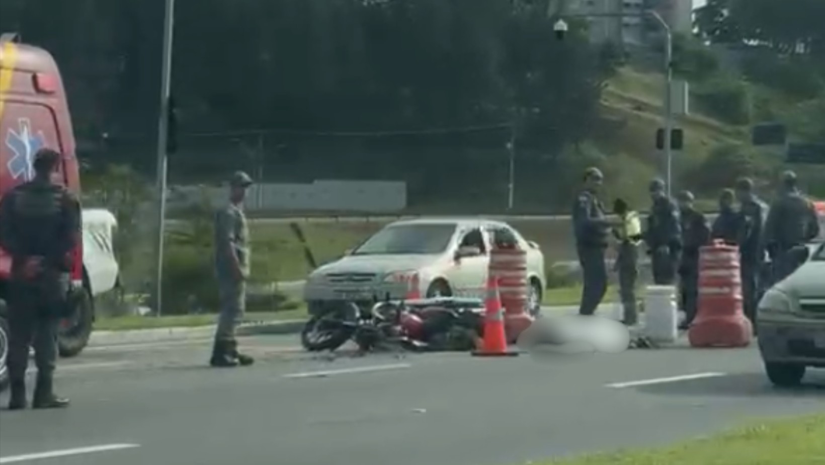 Acidente entre moto e caminhão deixa um homem morto no Anel Viário, em São José