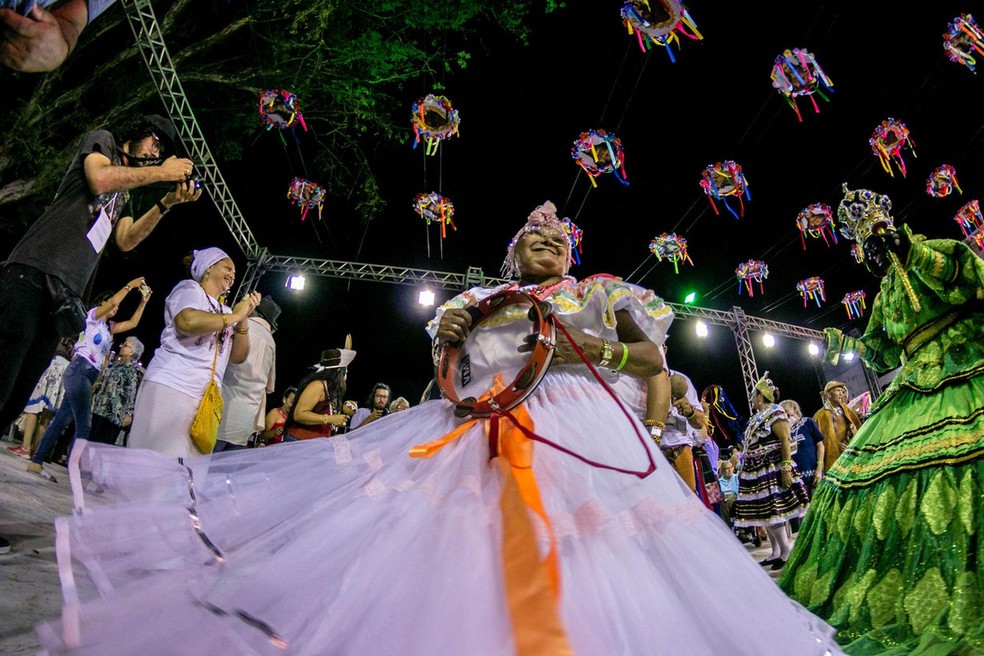 No terreiro, Mestre Zulene ensina às crianças tudo o que aprendeu desde pequena. — Foto: Fabiane de Paula/Sistema Verdes Mares