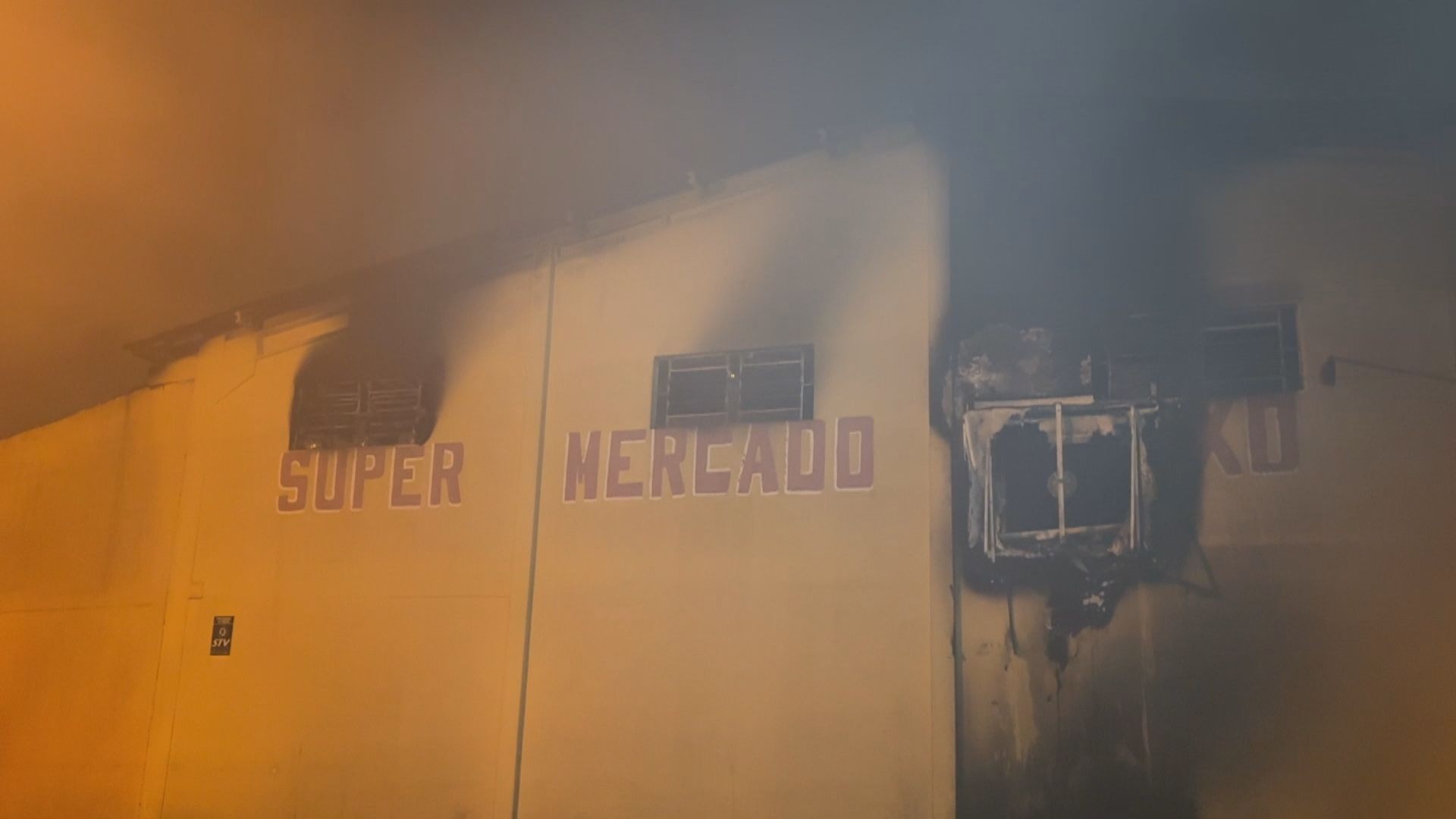 VÍDEO: Incêndio atinge supermercado e causa nuvem 