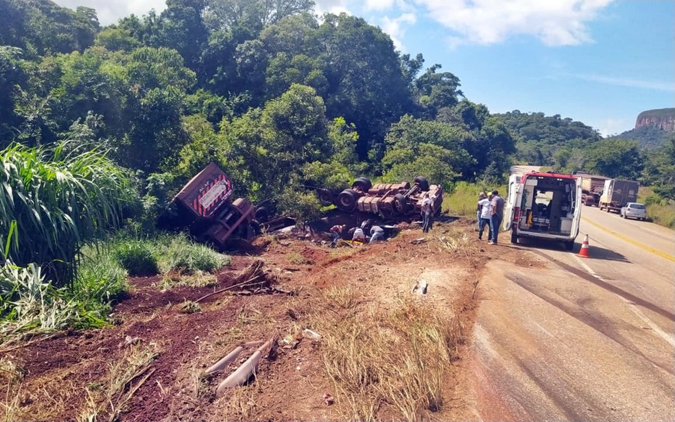 Motorista de carreta morre após capotar próximo à 'Ponte Torta', em Carmo do Rio Claro, MG — Foto: Polícia Militar Rodoviária