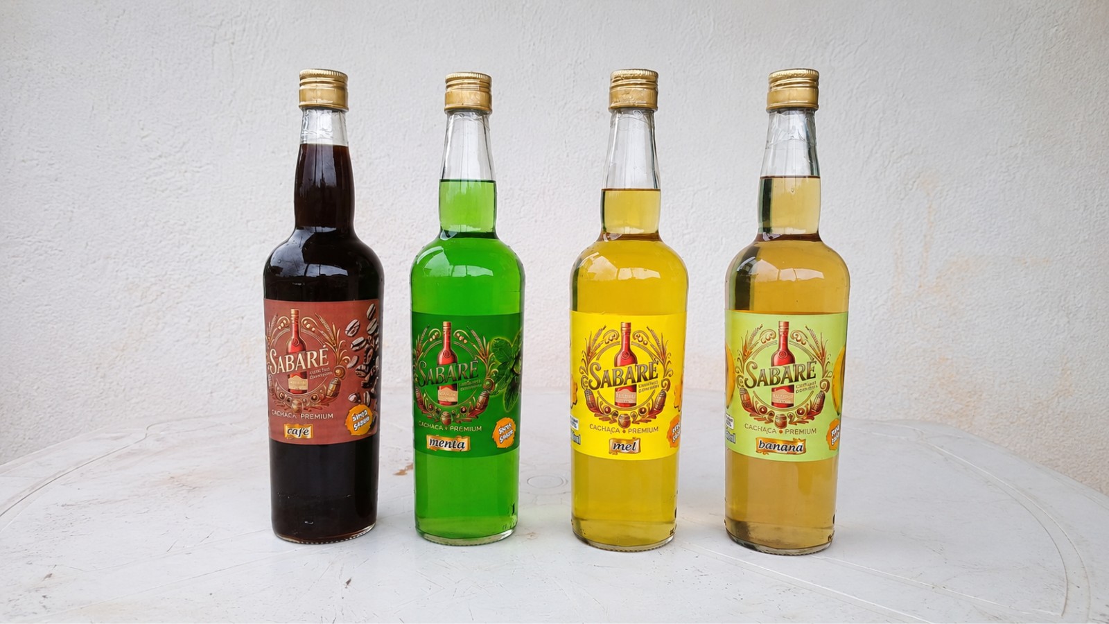 Produção de cachaça artesanal em alambique de Juruaia