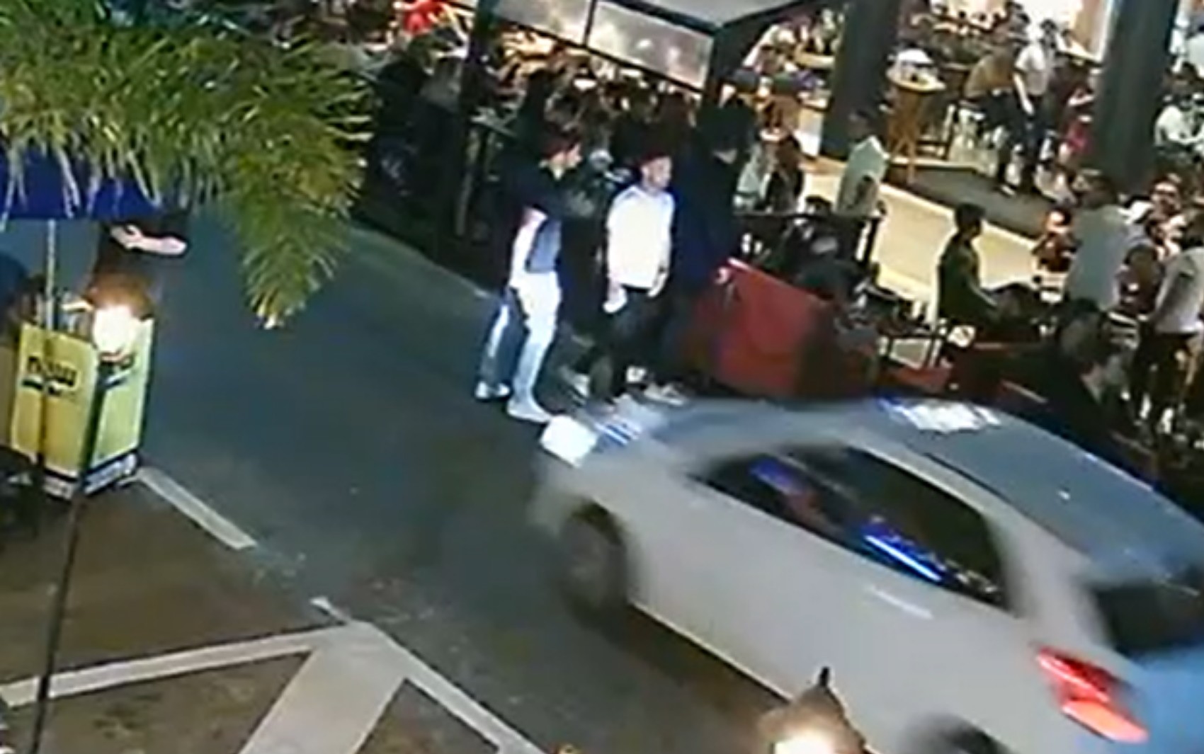 Vídeo mostra quando carro atinge jovem em frente a bar de Goiânia  