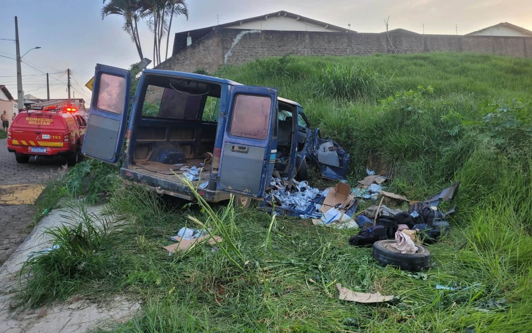 Van que transportava trabalhadores rurais perde os freios, bate em barranco e deixa 12 feridos
