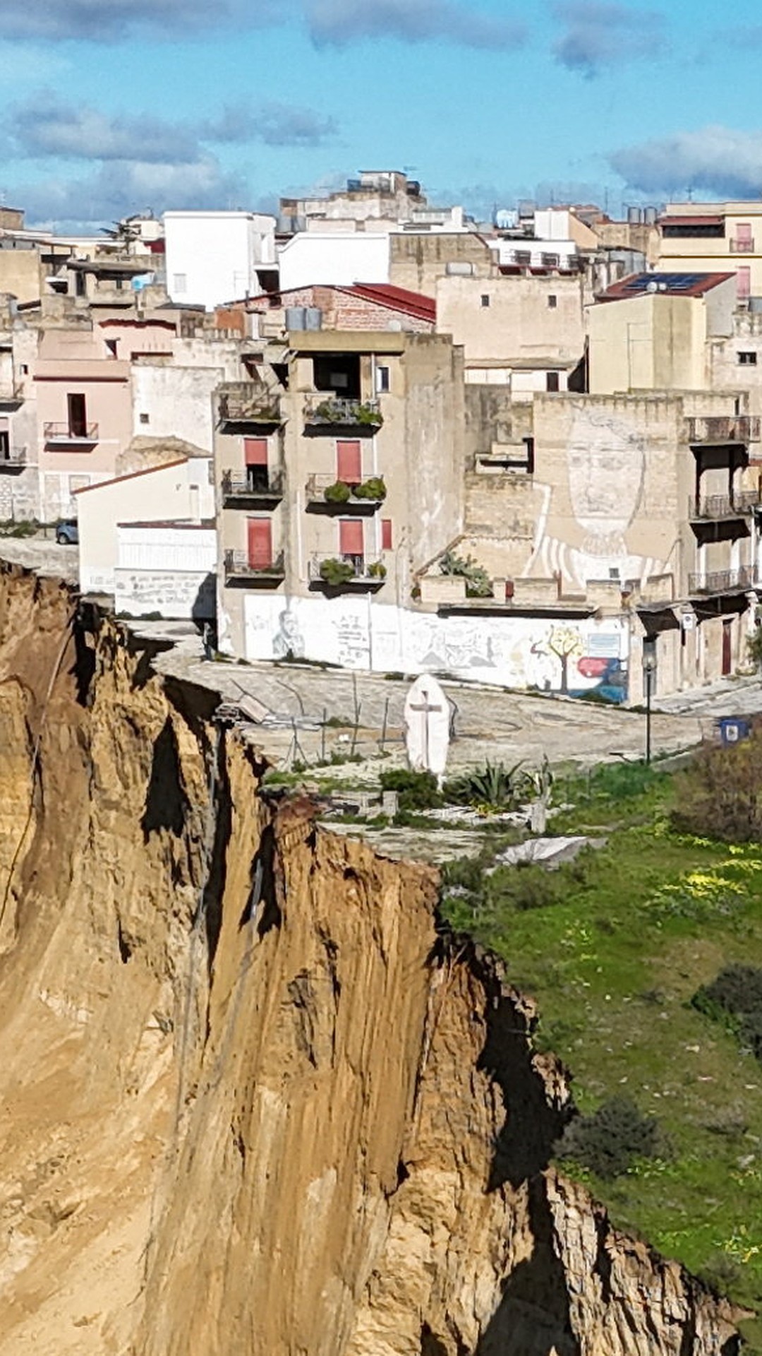 Dois acidentes deixam feridos e interditam rodovia em Saquarema | G1