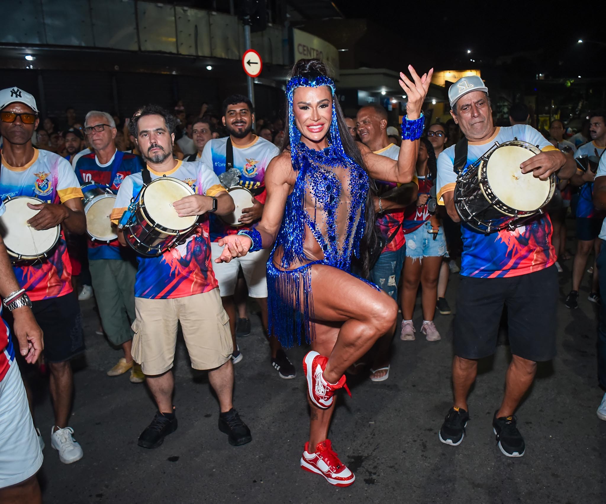 Gracyanne samba de tênis no último ensaio da União da Ilha; saiba por quê
