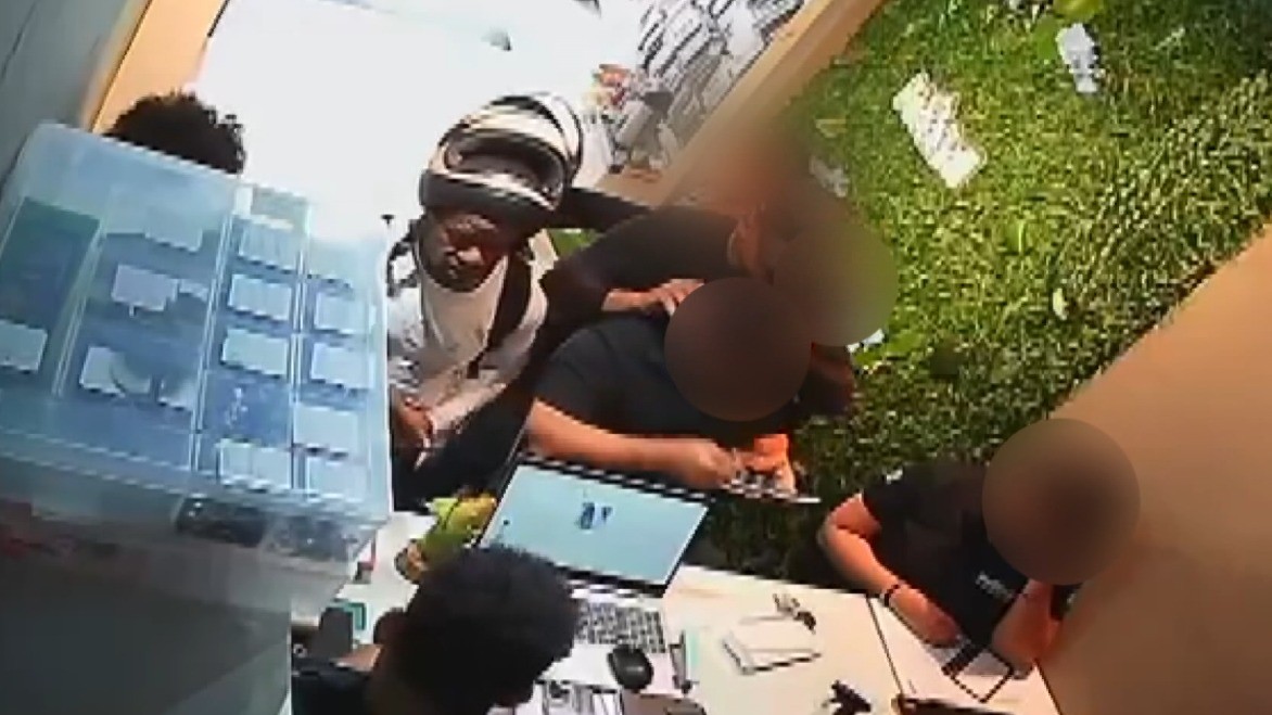 Homem finge ser cliente e assalta loja de celulares na RMS; prejuízo é de quase R$ 20 mil