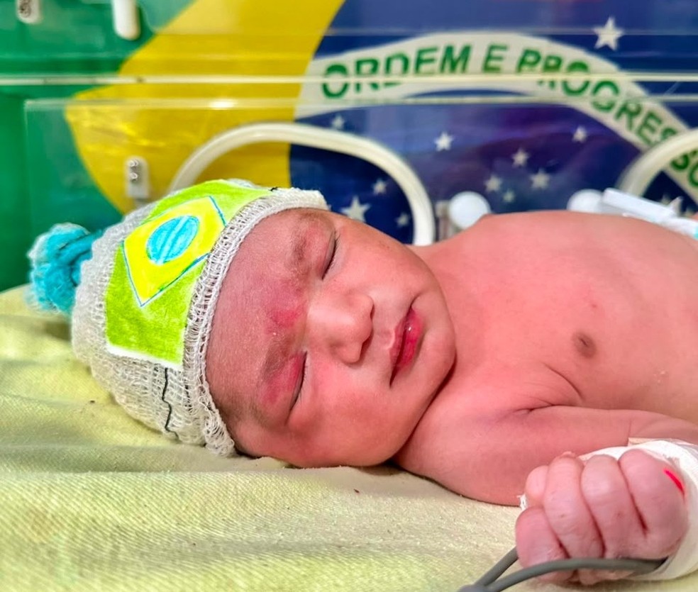 Beb� foi vestido com as cores do Brasil na torcida para a Copa do Mundo � Foto: PB Sa�de/Divulga��o