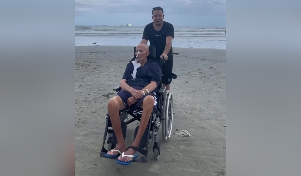 Luiz e José Fernandes na praia em Santos em 2025 — Foto: Luiz Augusto Fernandes/Arquivo Pessoal