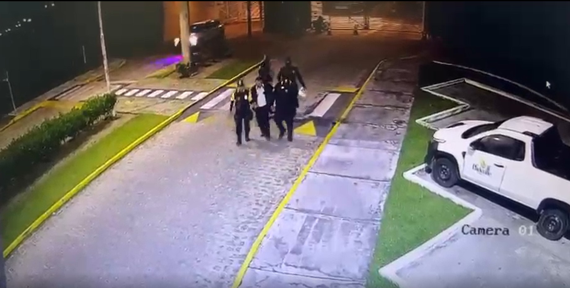 Suspeitos disfarçados de policiais assaltam condomínio em Campina Grande