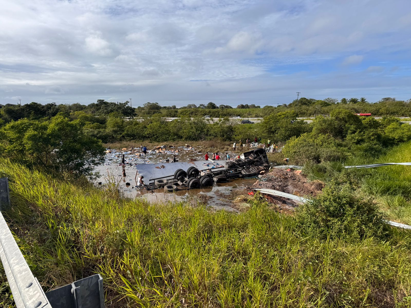 Carreta tomba e causa interdição de alça de acesso à BR-304 na Grande Natal