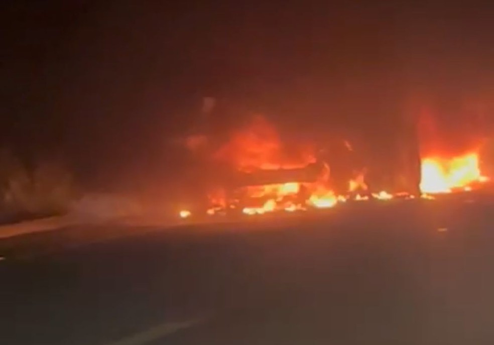 Moradores incendeiam caminhonete após acidente na BR-101 — Foto: Reprodução